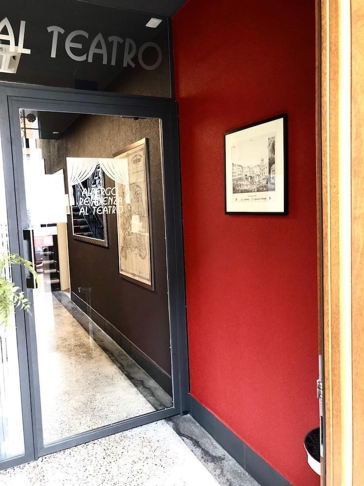 Albergo Residenza Al Teatro Údine Exterior foto